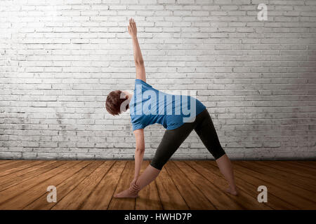 Asian donna incinta fare yoga nella stanza vuota, ella è stata oscillante le braccia verso l'alto Foto Stock