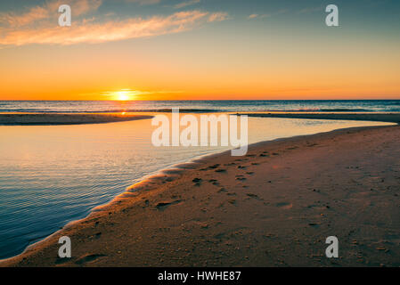 Tramonto sul mare in spiaggia di Glenelg, Sud Australia Foto Stock