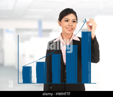 Business donna disegnare aumentando grafico con sfondo di office Foto Stock