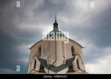 Un pellegrinaggio alla chiesa di San Giovanni di Nepomuk (verde collina) prima della tempesta pesante, Repubblica Ceca Foto Stock