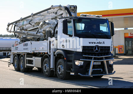 TURKU, Finlandia - 18 Marzo 2017: Bianco Mercedes-Benz Arocs 3542 Schwing Stetter S43SXIII pompa per calcestruzzo carrello a un arresto carrello in Turku. Il mobile conc Foto Stock