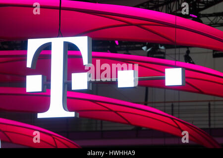 Hannover, Germania, 20 marzo 2017 - CeBIT tecnologia digitale trade fair 2017, logo T presso lo stand di German Telekom Foto Stock