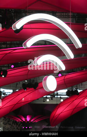 Hannover, Germania, 20 marzo 2017 - CeBIT tecnologia digitale trade fair 2017, logo wifi presso lo stand di German Telekom Foto Stock