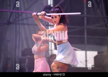 VALENCIA, Spagna - 4 APR: Javiera Mena (music artista) esegue per MBC Fest il 4 aprile 2015 a Valencia, in Spagna. Foto Stock