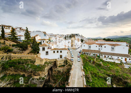 Tramonto vista panoramica su Ronda, Spagna famosa per la sua bringe e case bianche Foto Stock