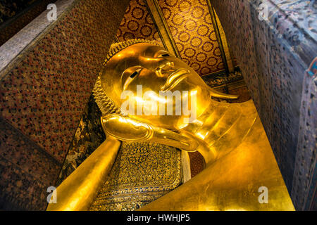 Buddha reclinato al Wat Pho tempio di Bangkok, Tailandia Foto Stock