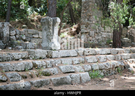 Le scale e le pareti e il frammento di colonne di pietra nella città antica di Phaselis Foto Stock