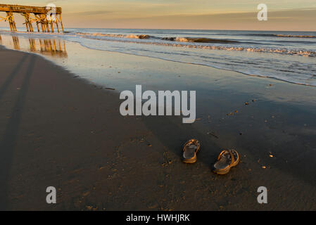 Isle of Palms Beach Park e il molo con sandali di vuoto sulla sabbia Foto Stock