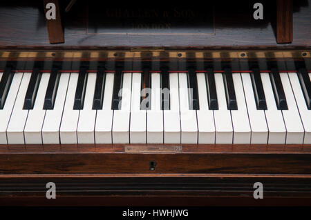 Vintage tasti di pianoforte su un vecchio pianoforte in legno Foto Stock