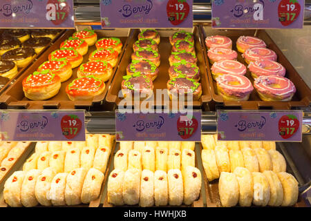 Vassoi di fresco ciambelle fatte in vendita a Mister Donut stand nel centro Festival Mall, Phuket, Tailandia Foto Stock