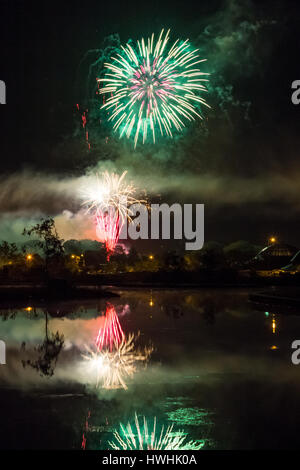 Fuochi d'artificio riflessa nell'acqua di rose di Tralee Festival, County Kerry, Irlanda Foto Stock