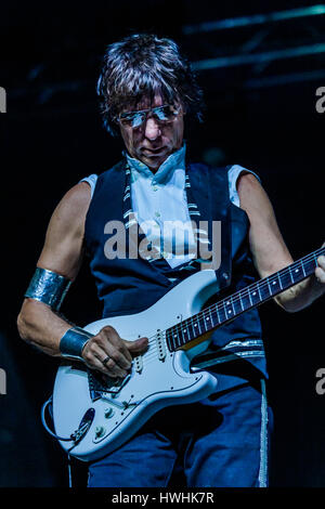 Jeff Beck, uno dei più grandi chitarristi di tutti i tempi hanno dimostrato perché è così altamente considerato dai compagni di chitarristi a Bluesfest Byron Bay, Australia. Foto Stock