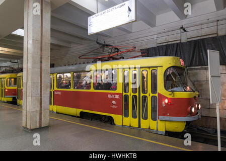 Volgograd, Russia - Novembre 01. 2016. Il tram a Komsomolskaya - stazione di una metropolitana ad alta velocità Foto Stock