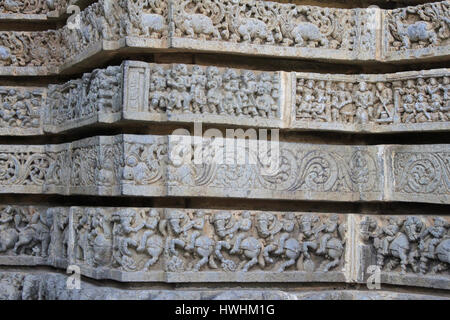 Pannello della divinità Indù nel fregio e loro assistenti. Tempio Chennakesava, architettura Hoysala, Somanathpur, Karnataka, India Foto Stock