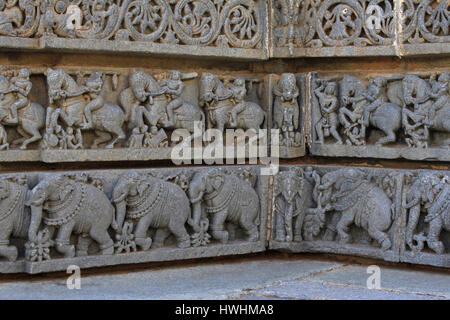 Close up, Parete sollievo, stampaggio fregio con dettagliate scultura in pietra raffigurante , fogliame , cavalieri in secondo pannello e il pannello più basso raffigurante elepha Foto Stock