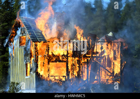 Casa completamente travolto in fiamme Foto Stock