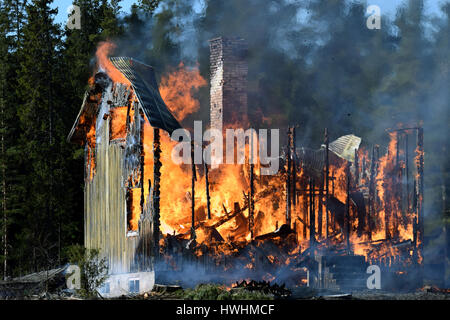 Casa completamente travolto in fiamme Foto Stock