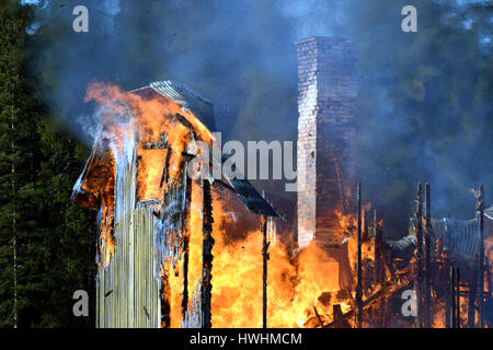 Casa completamente travolto in fiamme Foto Stock