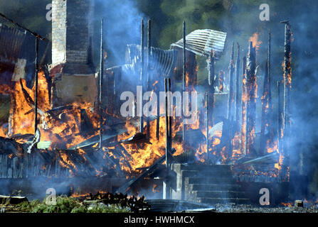 Casa completamente travolto in fiamme Foto Stock