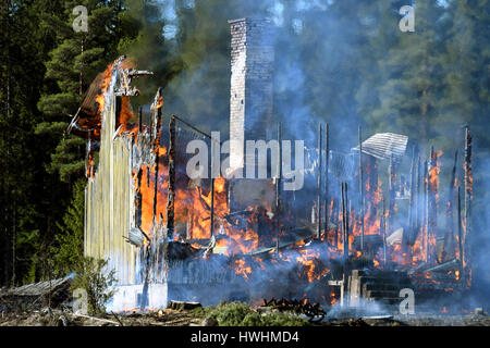 Casa completamente travolto in fiamme Foto Stock