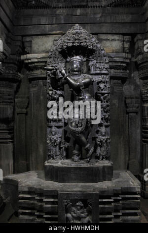 Dio indù (Venugopal)Krishna giocando un flauto in un Sanctum del tempio Chennakesava, architettura Hoysala, Somanathpur, Karnataka, India Foto Stock