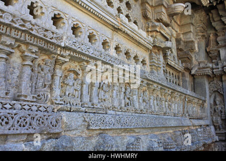 Rilievo della parete forata, windows e fregio di stampaggio al tempio Chennakesava, architettura Hoysala, Somanathpur, Karnataka, India Foto Stock