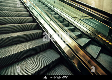 Vuoto escalator in movimento in una stazione della metropolitana, moderna urbana della città sullo sfondo di vita Foto Stock