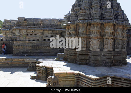 Vista dal corridoio del sacrario principale e la parete rilievo, trafitto windows e fregio di stampaggio al tempio Chennakesava, architettura Hoysala a Somn Foto Stock