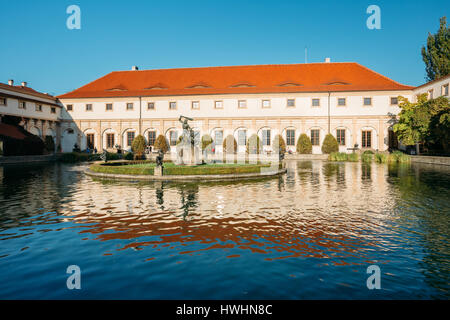 Praga, Repubblica Ceca - 9 Ottobre 2014: Palazzo Wallenstein e giardino a Praga, Repubblica Ceca. Stagno Foto Stock