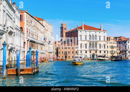 Venezia, Italia - 25 Febbraio 2017: vista del Canal Grande di Venezia con persone non identificate. Venezia è conosciuta in tutto il mondo per la bellezza delle sue impostazioni, Foto Stock