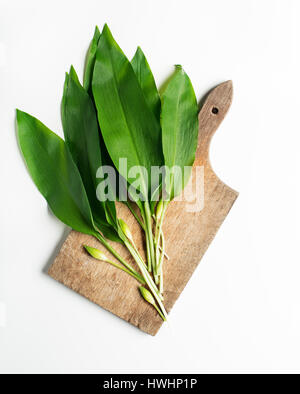 Aglio selvatico leafs su sfondo bianco riprese aeree Foto Stock