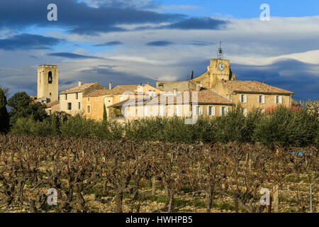 Francia, Vaucluse, Buisson, il villaggio e la Côtes-du-Rhône vigneto in inverno Foto Stock