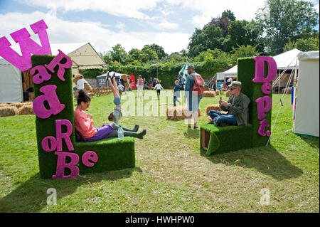 Famiglie godendo il sole nel giardino murato al porto Eliot Festival Cornovaglia Foto Stock