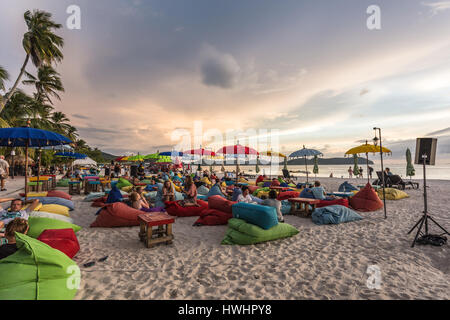 Il Langkawi, Malesia - 19 gennaio 2017: il turista a godere di un drink in un bar sulla spiaggia sulla spiaggia Cenang a Langkawi, un'isola nel mare delle Andamane in Malesia Foto Stock