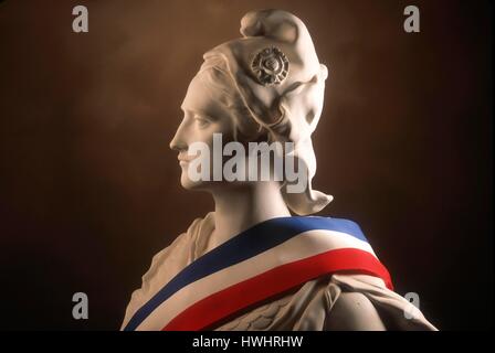 Statua di Marianne, simbolo nazionale della Repubblica francese drappeggiati in francese la bandiera tricolore Foto Stock