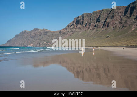 Reisen, Kanaren, Kanarische isole, Lanzarote: SpaziergŠnger am Playa de Famara. Foto Stock