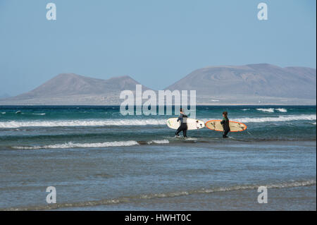 Reisen, Kanaren, Kanarische isole, Lanzarote: Surfer am Playa de Famara. Foto Stock