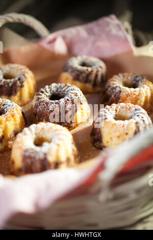 Mini bundt di marmo di torte con lo zucchero in polvere Foto Stock