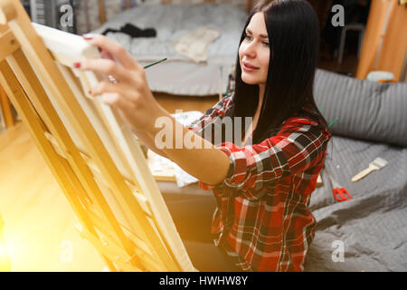 Bellissima con i capelli lunghi brunette a cavalletto Foto Stock