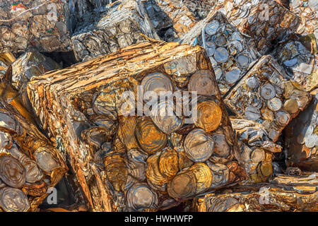 Pile di lattine riciclate frantumato a cubetti in un metallo scrapyard Foto Stock