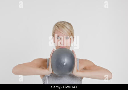 La donna rende la ginnastica Foto Stock