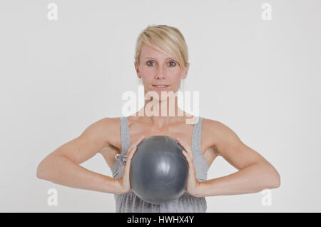 La donna rende la ginnastica Foto Stock