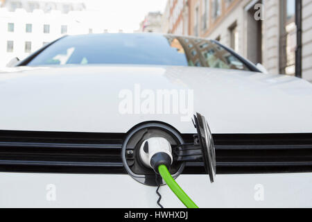 Close up di auto elettriche in fase di carica Foto Stock