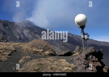 Telecamera di sorveglianza e le attrezzature per monitorare il marzo 2017 eruzione sul Monte Etna in Sicilia, Italia meridionale, il più grande vulcano attivo d'Europa. Nazioni Unite Foto Stock