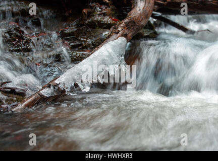 Il flusso rapido di acqua nel fiume cascata Foto Stock