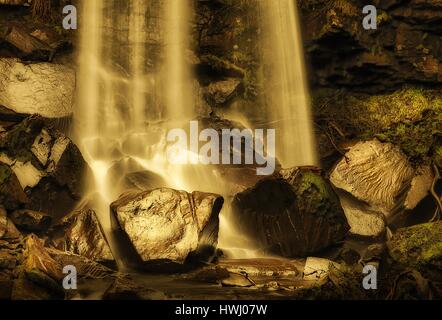 Belle cascate Melincourt in Resolven, vicino Neath, nel Galles del Sud. Foto Stock