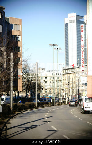 Francoforte, Germania - 05 Gennaio 2017: L'Hotel National alla stazione principale di Francoforte con il Trianon grattacielo in background su gennaio 05, 2017 Foto Stock