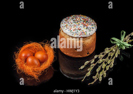 In casa torta di Pasqua con i rami di salici su sfondo nero Foto Stock