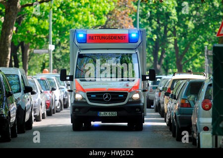 Rettungswagen, Fritz-Elsas-Strasse, Schoeneberg, Berlino, Deutschland Foto Stock