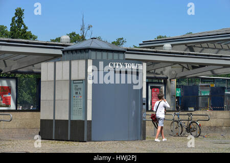 City-Toilette, Carl-Schurz-Strasse, Spandau, Berlino, Deutschland Foto Stock